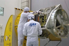 Vệ tinh Micro Dragon được các kỹ sư JAXA lắp đặt để thử nghiệm trọng tâm. (Ảnh: TTXVN phát)