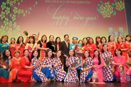 Tổng Lãnh sự Trần Thanh Huân và các nghệ sỹ Nhà hát tuổi trẻ chụp ảnh lưu niệm cùng đại diện bà con người Việt tại Macau. (Ảnh: Xuân Tuấn-Hoài Nam/Vietnam+)