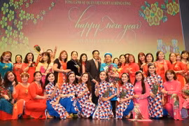 Tổng Lãnh sự Trần Thanh Huân và các nghệ sỹ Nhà hát tuổi trẻ chụp ảnh lưu niệm cùng đại diện bà con người Việt tại Macau. (Ảnh: Xuân Tuấn-Hoài Nam/Vietnam+)
