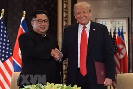 Tổng thống Mỹ Donald Trump (phải) và nhà lãnh đạo Triều Tiên Kim Jong-un tại hội nghị thượng đỉnh ở Singapore ngày 12/6/2018. (Nguồn: AFP/TTXVN)