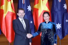Chủ tịch Quốc hội Nguyễn Thị Kim Ngân đón Chủ tịch Thượng viện Australia Scott Ryan. (Ảnh: Trọng Đức/TTXVN)