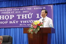 Chủ tịch Hội đồng Nhân dân ông Phan Văn Mãi phát biểu tại kỳ họp. (Ảnh: Huỳnh Phúc Hậu/TTXVN)