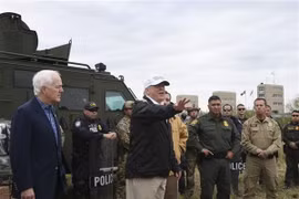 Tổng thống Mỹ Donald Trump trong cuộc gặp với các binh lính tuần tra tại khu vực biên giới Mỹ-Mexico. (Nguồn: AFP/TTXVN)