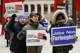 Người dân tham gia tuần hành phản đối tình trạng Chính phủ đóng cửa một phần tại Chicago, Mỹ. (Nguồn: THX/TTXVN)