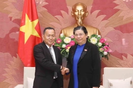 Phó Chủ tịch Thường trực Quốc hội Tòng Thị Phóng tiếp đoàn đại biểu Thông tấn xã Pathet Lào (KPL) do ông Sounthone Khanthavong, Tổng giám đốc làm trưởng đoàn. (Ảnh: Phương Hoa/TTXVN)