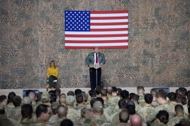 Tổng thống Donald Trump và phu nhân gặp gỡ các binh sỹ Mỹ trong chuyến thăm căn cứ không quân Ein al-Assad, Iraq ngày 26/12. (Nguồn: AFP/TTXVN)