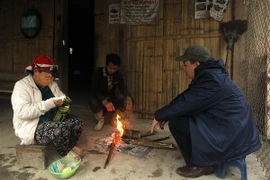 Người dân thị trấn Sa Pa đốt lửa sưởi ấm những ngày giá rét. (Ảnh: Quốc Khánh/TTXVN)