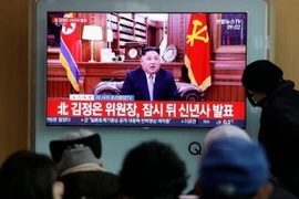 Người dân theo dõi bài phát biểu nhân dịp Năm mới 2019 của Nhà lãnh đạo Triều Tiên Kim Jong-un được phát qua truyền hình, tại nhà ga Seoul, Hàn Quốc. (Nguồn: AP/TTXVN)