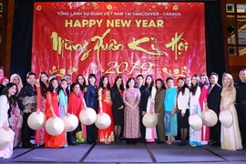 Bà con người Việt tại Vancouver chụp ảnh chung cùng Tổng lãnh sự và đoàn văn công từ Việt Nam sang. (Ảnh: Quang Thịnh/Vietnam+)