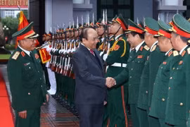 Thủ tướng Nguyễn Xuân Phúc với các tướng lĩnh, lãnh đạo Bộ Quốc phòng và Tổng cục 2. (Ảnh: Thống Nhất/TTXVN) 