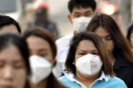 Người dân đeo khẩu trang để tránh tác hại của ô nhiễm không khí tại Bangkok, Thái Lan. (Nguồn: THX/TTXVN)