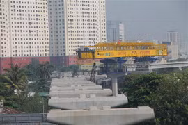 Lao lắp các đốt dầm đoạn trên cao tuyến metro số 1. (Ảnh: Trần Xuân Tình/TTXVN)