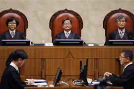 Thẩm phán Kim Meong-su (giữa) ra phán quyết buộc công ty thép Nippon Steel & Sumitomo Metal (NSSM) của Nhật Bản phải trả tiền bồi thường cho lao động cưỡng bức thời chiến tranh tại phiên tòa ở Seoul, Hàn Quốc ngày 30/10/2018. (Nguồn: Yonhap/TTXVN)