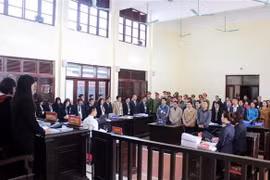 Các bị cáo tại phiên tòa xét xử sơ thẩm. (Ảnh: Thanh Hải/TTXVN)