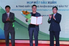 Trao Giấy chứng nhận đầu tư cho các nhà đầu tư. (Ảnh: Sỹ Thắng/TTXVN)