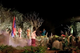 Hoạt cảnh tái hiện bộ đội Việt Nam trên đất bạn Lào. (Ảnh: Nguyễn Oanh/TTXVN)