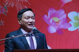 Đại sứ Việt Nam tại Lào Nguyễn Bá Hùng phát biểu tại Tết Cộng đồng. (Ảnh: Xuân Tú/TTXVN)