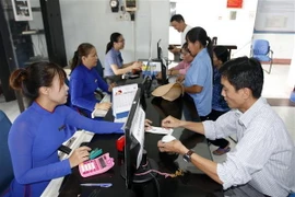 Hành khách mua vé tàu Tết tai ga Sài Gòn. (Ảnh:Hoàng Hải/TTXVN)