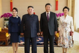 Chủ tịch Trung Quốc Tập Cận Bình (thứ 2, phải) cùng phu nhân Peng Liyuan (thứ 1, phải) trong cuộc gặp nhà lãnh đạo Triều Tiên Kim Jong-un (thứ 2, trái) cùng phu nhân Ri Sol Ju (thứ 1, trái) tại Bắc Kinh ngày 8/1. (Nguồn: THX/TTXVN)