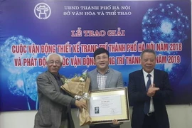 Trao giải cho tác giả có tác phẩm đoạt giải Nhất. (Ảnh: Đinh Thuận/TTXVN)