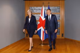 Chủ tịch Hội đồng châu Âu Donald Tusk (phải) và Thủ tướng Anh Theresa May. (Nguồn: THX/TTXVN)