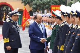 Thủ tướng Nguyễn Xuân Phúc với các tướng lĩnh, sỹ quan chỉ huy Bộ Tư lệnh Quân chủng Hải quân. (Ảnh: Thống Nhất/TTXVN)