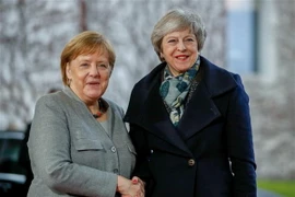Thủ tướng Đức Angela Merkel (phải) và Thủ tướng Anh Theresa May trong cuộc gặp tại Berlin ngày 11/12. (Nguồn: AFP/TTXVN)
