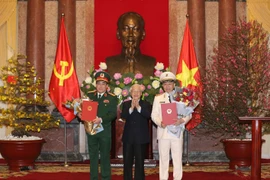 Tổng Bí thư, Chủ tịch nước Nguyễn Phú Trọng trao Quyết định phong quân hàm Đại tướng và tặng hoa chúc mừng các đồng chí Tô Lâm (bên phải), Lương Cường (bên trái). (Ảnh: Trí Dũng/TTXVN)