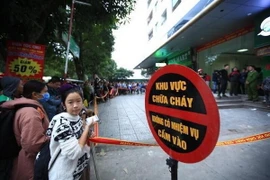 Lực lượng chức năng phong tỏa hiện trường. (Ảnh: Trọng Đạt/TTXVN)