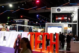 Khách hàng thăm quan một gian hàng triển lãm tại Cybertech 2019. (Ảnh: Việt Thắng/Vietnam+)