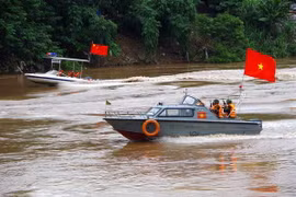 Lực lượng biên phòng hai bên phối hợp tổ chức tuần tra trên sông. (Ảnh: Quốc Khánh/TTXVN)