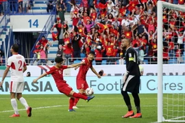 Pha ghi bàn của Công Phượng (thứ 2, trái) vào lưới tuyển Jordan, cân bằng tỷ số 1-1 cho tuyển Việt Nam. (Nguồn: AFP/TTXVN)
