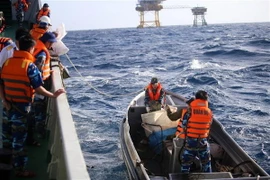 Vận chuyển hàng bằng xuồng ra nhà giàn. (Ảnh: Thành Chung/TTXVN)