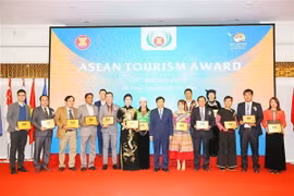 Bộ trưởng Văn hóa, Thể thao và Du lịch Việt Nam Nguyễn Ngọc Thiện chụp ảnh chung với các đại biểu dự Diễn đàn Du lịch ASEAN 2019. (Ảnh: Trung Nguyên/TTXVN)