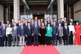 Chủ tịch Quốc hội Nguyễn Thị Kim Ngân chụp ảnh lưu niệm với các nghị sỹ Hàn Quốc. (Ảnh: Trọng Đức/TTXVN)
