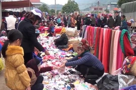 Chợ phiên Huổi Cuổi ở huyện Quỳnh Nhai, tỉnh Sơn La, ngày Tết. (Ảnh: TTXVN phát)