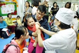 Quận Hai Bà Trưng (Hà Nội) thực hiện chiến dịch tiêm bổ sung vắc xin sởi-rubella tại các trường học trên địa bàn. (Ảnh: Dương Ngọc/TTXVN)