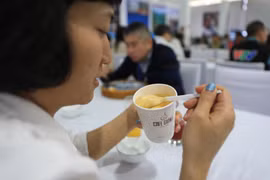Phóng viên quốc tế trải nghiệm càphê trứng tại Trung tâm Báo chí
