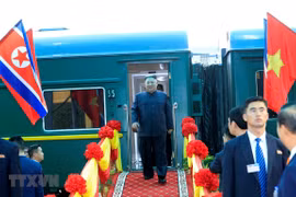 Video Chủ tịch Triều Tiên Kim Jong-un bước xuống tàu hỏa