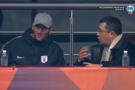 Fellaini ngồi trên khán đài xem Lỗ Năng Sơn Đông tiếp Hà Nội FC
