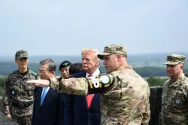 Tổng thống Mỹ Donald Trump (thứ 3, phải) và Tổng thống Hàn Quốc Moon Jae-in (thứ 2, trái) thị sát trạm quan sát Quellette tại Khu phi quân sự (DMZ) ở biên giới liên Triều ngày 30/6/2019. ( Ảnh: AFP/TTXVN)