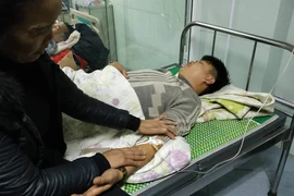 Một bệnh nhân của vụ tai nạn đang được điều trị. (Ảnh: Sơn Bách/Vietnam)