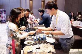 Doanh nghiệp Việt - Hàn giao lưu, giới thiệu sản phẩm. (Ảnh: Hà Thanh)