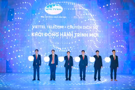 Lãnh đạo Viettel đặt tay lên quả cầu thể hiện quyết tâm sẽ tạo ra bùng nổ lần thứ 2 trong lĩnh vực di động tại Việt Nam. (Nguồn: CTV)