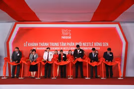 Bà Beatrice Maser Mallor, Đại sứ Thụy Sỹ tại Việt Nam (đứng giữa) cùng quan khách cắt băng khánh thành Trung Tâm Phân Phối Nestlé Bông Sen. (Ảnh: NVN)