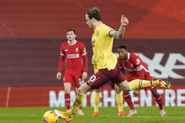 Ashley Barnes ghi bàn từ chấm 11m, giúp Burnley thắng Liverpool. (Nguồn: Getty Images)