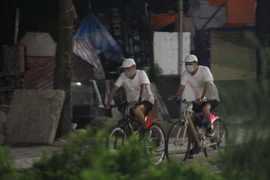 [Photo] Nhiều người dân Hà Nội ra đường tập thể dục lúc rạng sáng