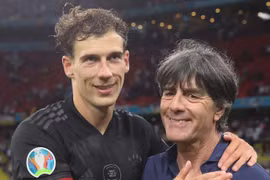 HLV Loew và người hùng Leon Goretzka sau trận đấu với Hungary. (Nguồn: Sky)