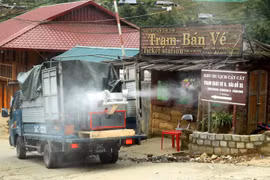 Thực hiện phun khử khuẩn tại điểm du lịch cộng đồng bản Cát Cát, nơi mà bệnh nhân dương tính với COVID-19 đã đến. (Ảnh: Quốc Khánh/TTXVN)