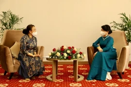 Phu nhân Trần Nguyệt Thu gặp lãnh đạo Trường song ngữ Lào-Việt Nguyễn Du. (Ảnh: TTXVN)